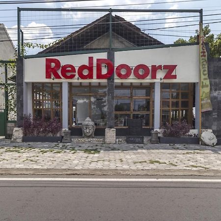 Reddoorz Plus @ Flory Hotel ยอกยาการ์ตา ภายนอก รูปภาพ