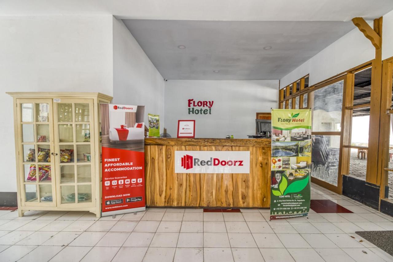 Reddoorz Plus @ Flory Hotel ยอกยาการ์ตา ภายนอก รูปภาพ